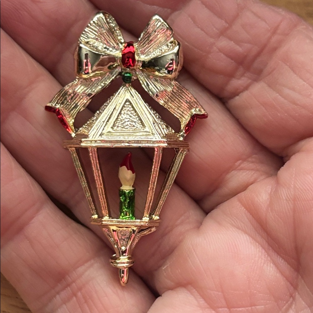 Vintage Gerry’s Festive Gold Lantern Brooch with Bow